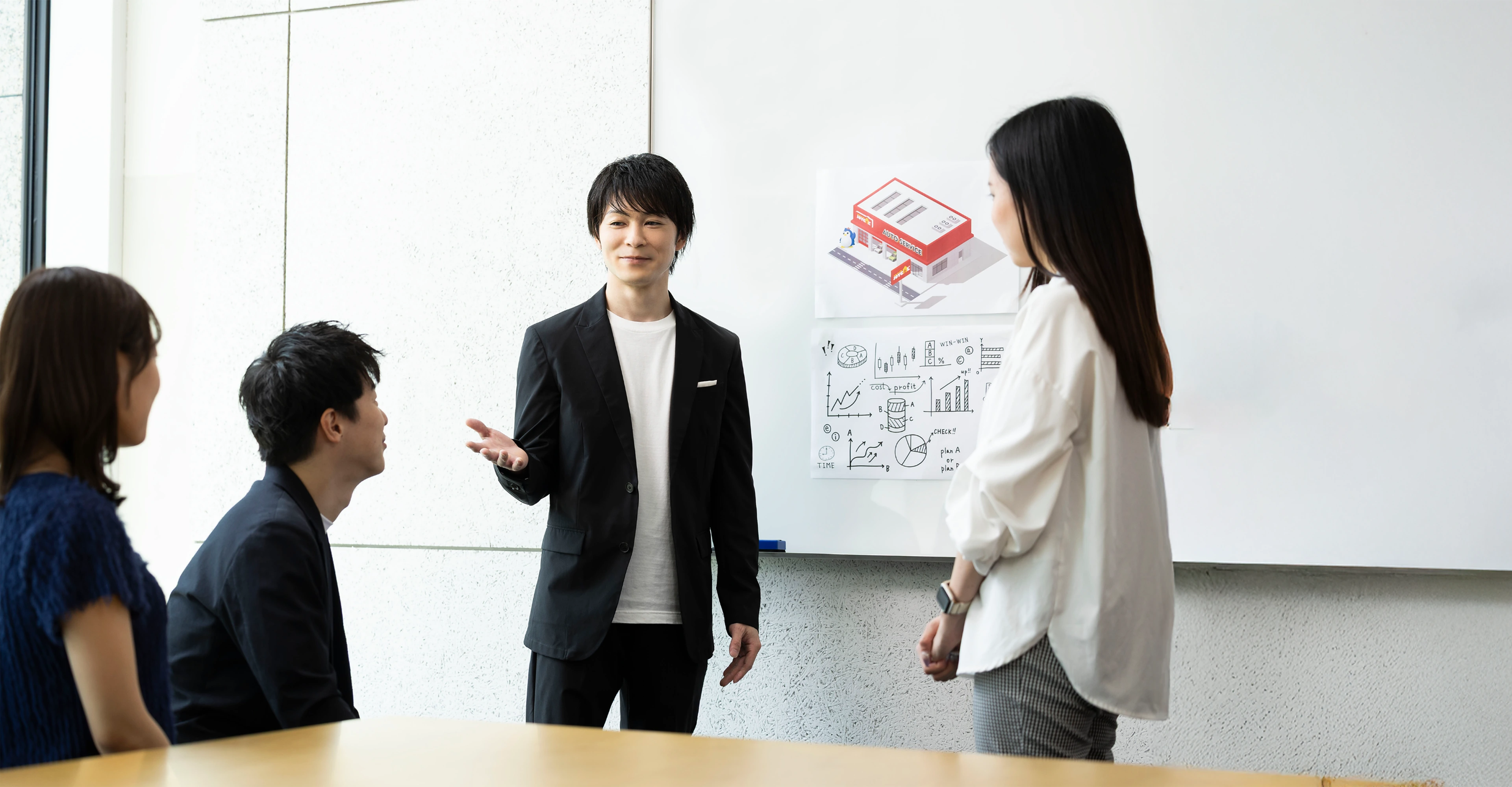 内村航平さんと、新たな挑戦について語り合う社員たち