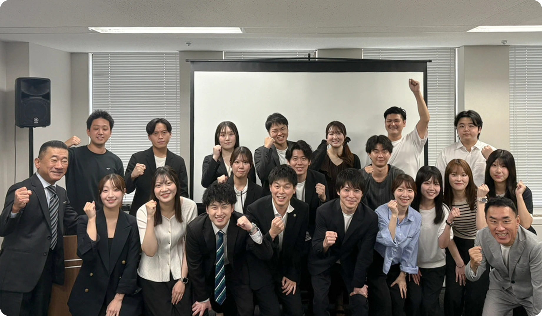 社内ビジネスコンテストに参加する社員たちの集合写真