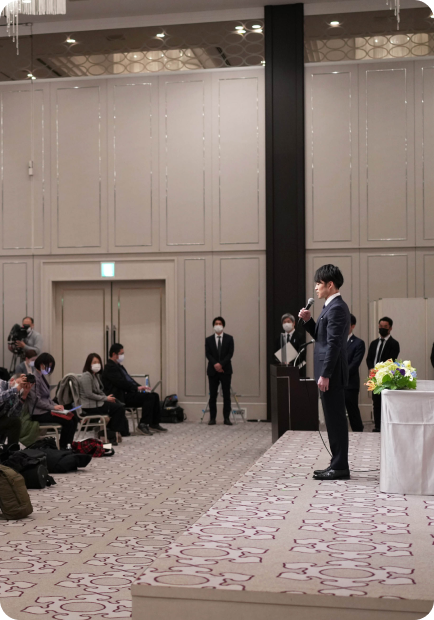 社員に向けて登壇する内村航平さん